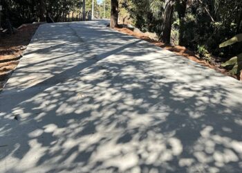 Prefeitura de Barra do Garças finaliza pavimentação de concreto na estrada de acesso ao Lar dos Idosos.