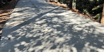 Prefeitura de Barra do Garças finaliza pavimentação de concreto na estrada de acesso ao Lar dos Idosos.