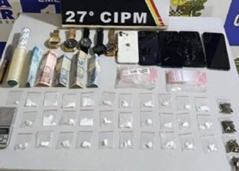 PM apreende drogas, recupera roupas furtadas e prende faccionado em avenida de Confresa