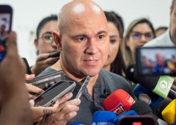 Abilio lembra atraso salarial e dívida de R$ 700 mi ao assumir