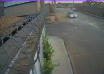 Motorista atinge motociclista em cruzamento e foge sem prestar socorro; VEJA VÍDEO