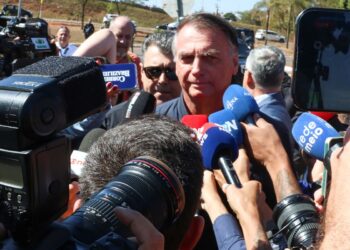 “Suprema humilhação”, diz Bolsonaro após colocar tornozeleira