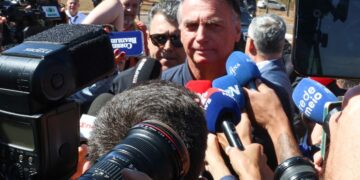 “Suprema humilhação”, diz Bolsonaro após colocar tornozeleira