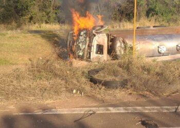 Caminhoneiro morre esmagado pela carroceria de caminhão-tanque em acidente com incêndio em MG