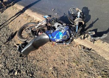 Garoto de 14 anos morre em colisão entre moto e caminhão