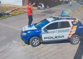 PM prende homem que subiu em viatura para gravar vídeos de apologia ao crime