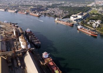 Ventania e ressaca com ondas de 3 metros paralisam balsas e fecham o canal do Porto de Santos, SP