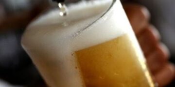 Mulher sai para beber cerveja e deixa filhas sozinhas e sem comida | FOLHAMAX