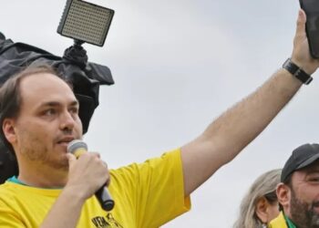 Carlos passa mal e atendido em hospital aps priso de Bolsonaro | FOLHAMAX