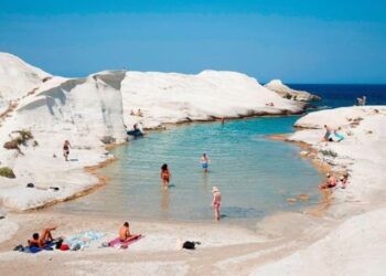 Esposa cai no mar, homem tenta salv-la e casal morre afogado | FOLHAMAX