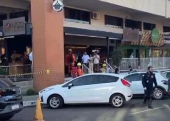 Parte do teto de restaurante cai em cima de cliente no DF; veja vdeo | FOLHAMAX