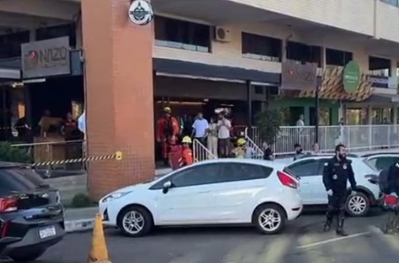 Parte do teto de restaurante cai em cima de cliente