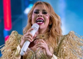 Joelma arranca microfone de f aps crticas; veja vdeo | FOLHAMAX