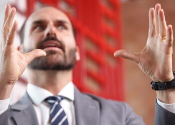 Áudios reforçam acusações contra Bolsonaro, Eduardo e Malafaia | FOLHAMAX