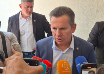 Governador rebate ataque de Carluxo e dispara: “Falou pela boca o que devia sair por outro lugar” – assista vídeo | RDNEWS