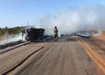 Caminhoneiro morre após carreta tombar e pegar fogo na BR-070 | RDNEWS