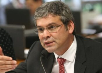 Lder do PT pede priso preventiva de Jair Bolsonaro | FOLHAMAX