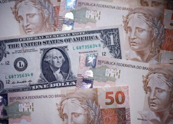 Dólar abre sessão desta sexta-feira, de olho em novas tarifas de Trump
