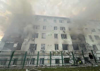 Horas antes de conversa entre Zelensky e Trump, ataque da Rússia na Ucrânia deixa 3 mortos e 17 feridos