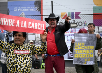 Justiça condena ex-presidente colombiano Álvaro Uribe a 12 anos de prisão domiciliar | Mundo