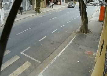 Guindaste cai em rua de SP, e carro e pedestres escapam por pouco
