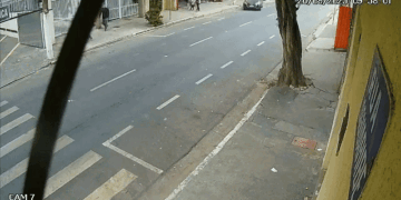 Guindaste cai em rua de SP, e carro e pedestres escapam por pouco