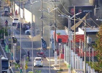 Fogo atinge restaurante ao lado de posto e mobiliza bombeiros