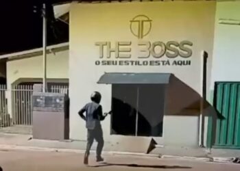 Vdeo flagra criminosos incendiando loja em MT | FOLHAMAX