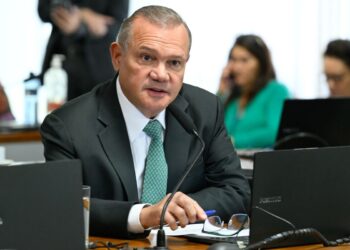 A favor de PEC, senador diz que direita sofre perseguição