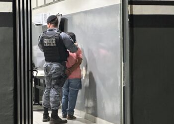 Mulher com tornozeleira desligada é presa em ponto de tráfico em VG