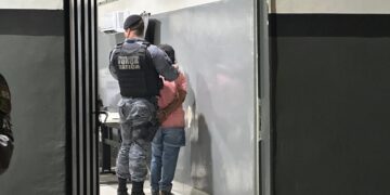 Mulher com tornozeleira desligada é presa em ponto de tráfico em VG