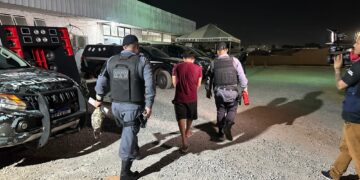 Polícia Militar prende homem com drogas após tentativa de fuga no Pedra 90