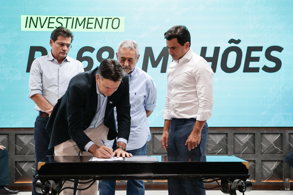 Governo de MT assina trï¿½s novos contratos de concessï¿½o de rodovias