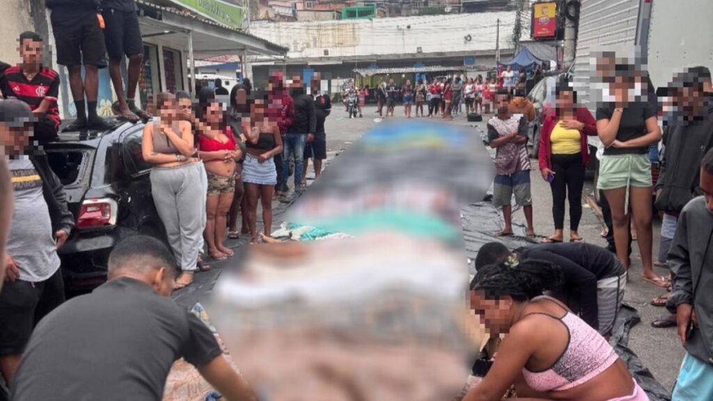 Dezenas de corpos são enfileirados por moradores em rua da