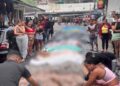 Dezenas de corpos são enfileirados por moradores em rua da Penha, no Rio
