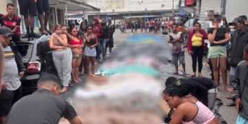 Dezenas de corpos são enfileirados por moradores em rua da Penha, no Rio