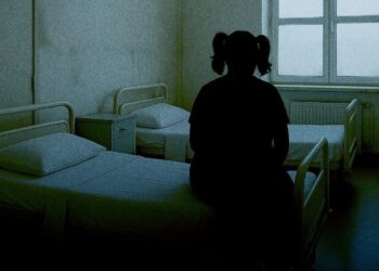 Abandonada pela famlia, menina autista mora h 3 meses em hospital | FOLHAMAX