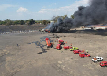 Incêndio se alastra e destrói 3 carretas em posto de combustível em Várzea Grande | RDNEWS