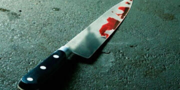 Mulher é esfaqueada por membro de facção criminosa ao chegar em casa | RDNEWS