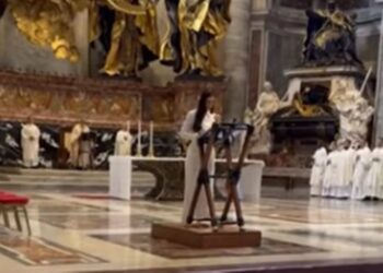 Primeira-dama l orao dos fiis em Missa no Vaticano | FOLHAMAX