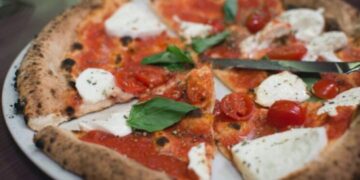 Mulher passa mal e morre aps comer pizza | FOLHAMAX