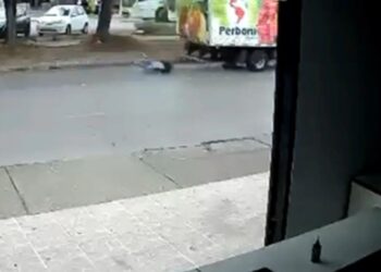 Homem se pendura em caminho, cai e arrastado | FOLHAMAX