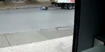 Homem se pendura em caminho, cai e arrastado | FOLHAMAX