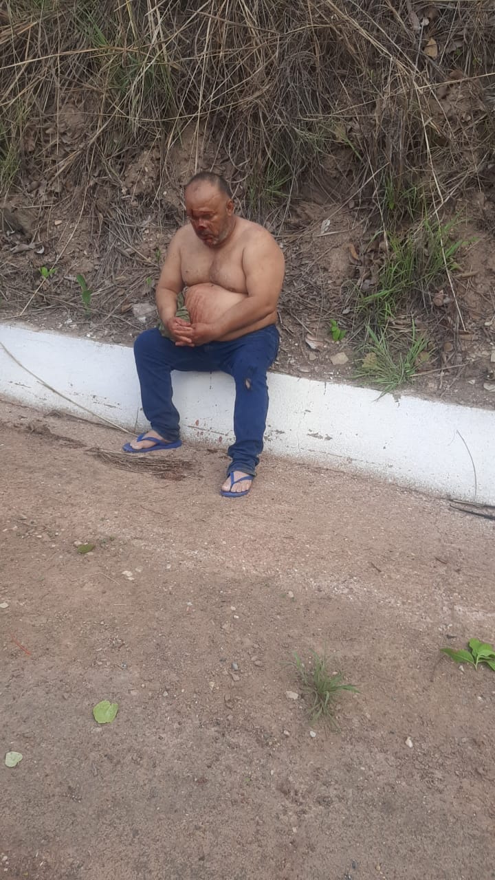 Motorista age rápido e evita tragédia: caminhão-guindaste fica atravessado na estrada do Manso