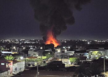 Incêndio de grandes proporções destrói fábrica em Cuiabá; vídeos