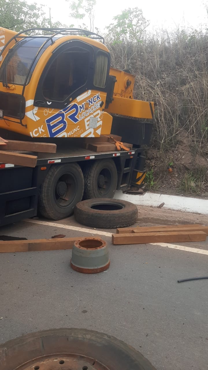 Motorista age rápido e evita tragédia: caminhão-guindaste fica atravessado na estrada do Manso