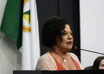 Vídeo – Baixinha chama discussão de “putaria” e Mesa suspende sessão | RDNEWS