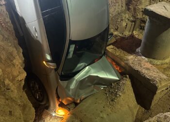 Condutora perde controle de Volvo e cai em buraco de obras no Centro Político
