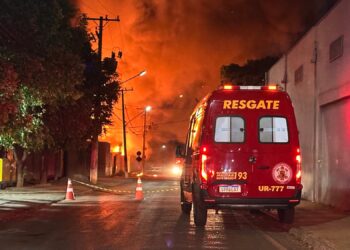 Explosões assustam moradores durante incêndio na Reciclagem Canaã em Cuiabá