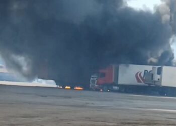 Incêndio de grandes proporções atinge carretas no pátio do Posto Miriam, na Rodovia dos Imigrantes em Várzea Grande